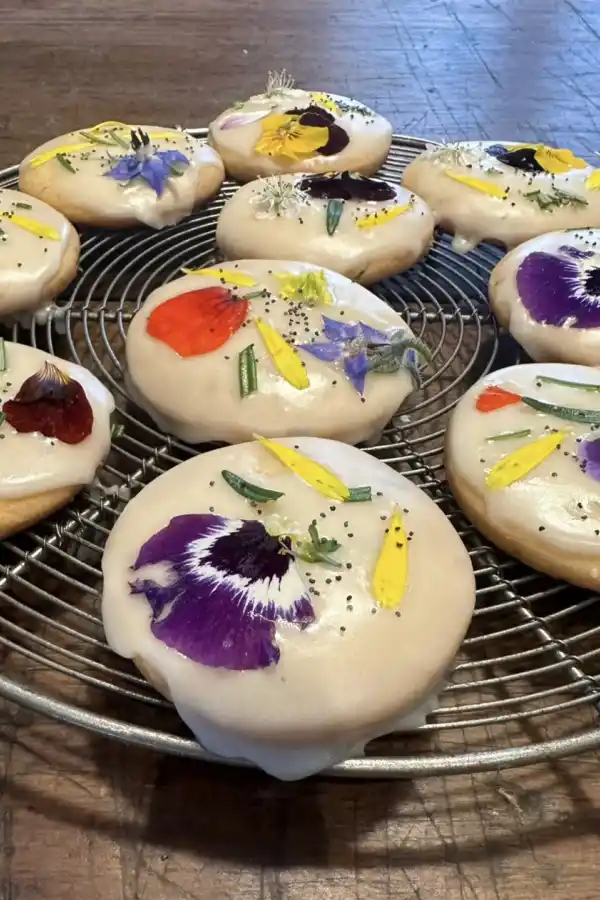 Cookies de mandarina, romero y flores comestibles