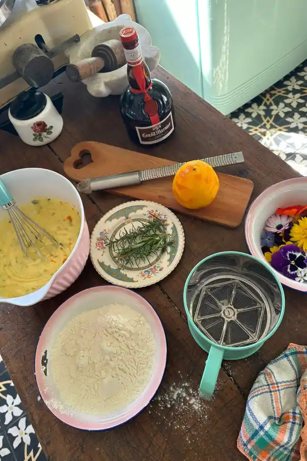 Cookies de mandarina, romero y flores comestibles