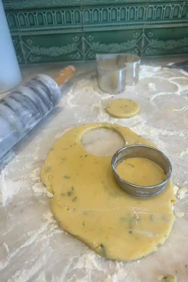 Cookies de mandarina, romero y flores comestibles