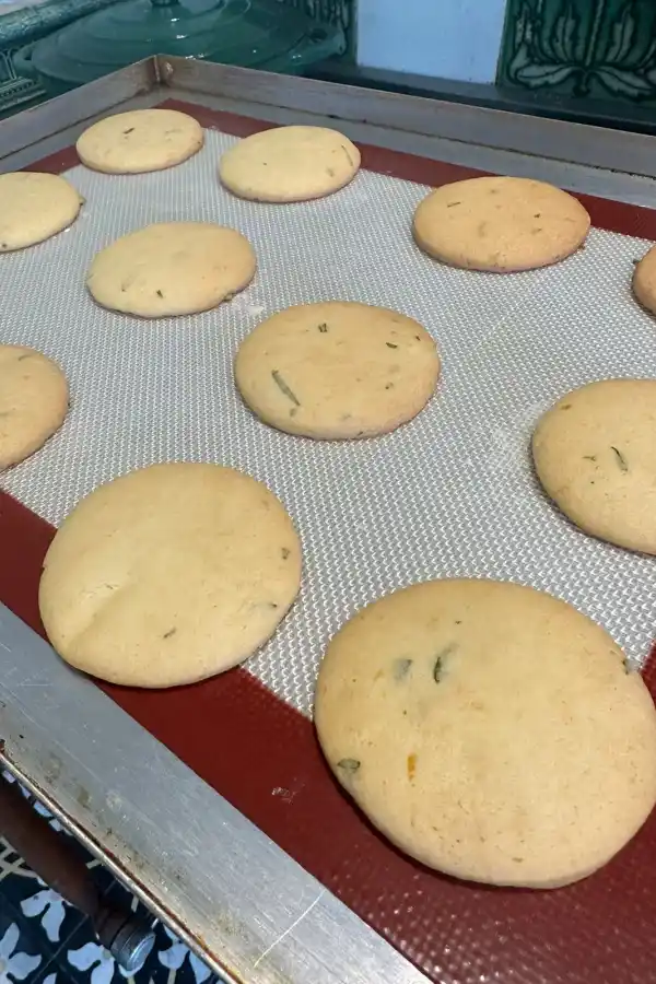 Cookies de mandarina, romero y flores comestibles