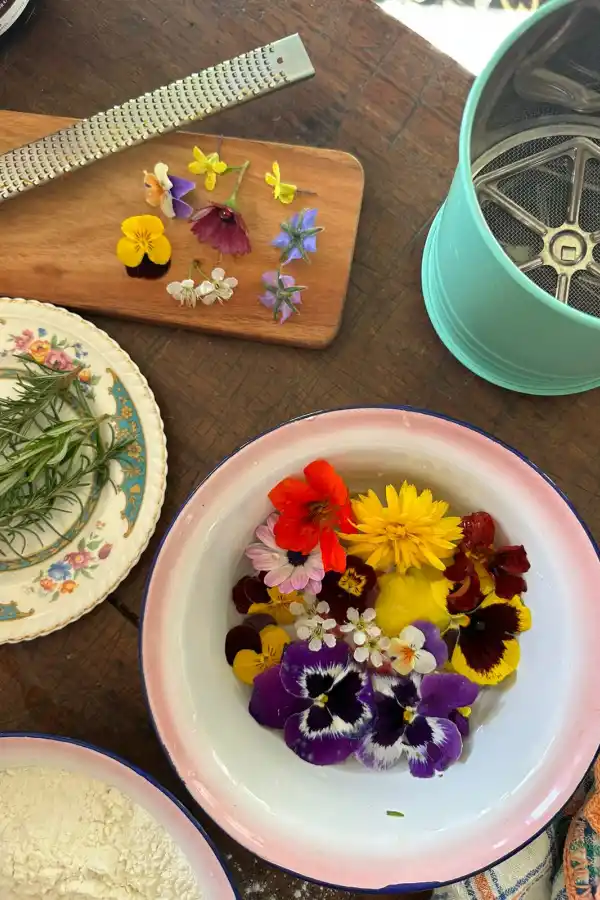 Cookies de mandarina, romero y flores comestibles