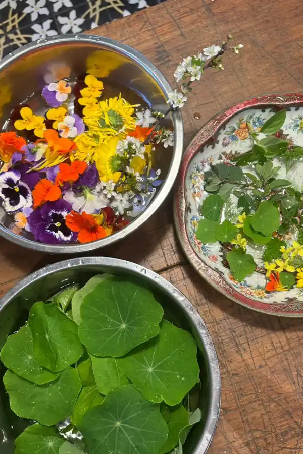 Cookies de mandarina, romero y flores comestibles
