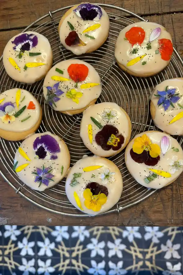 Cookies de mandarina, romero y flores comestibles