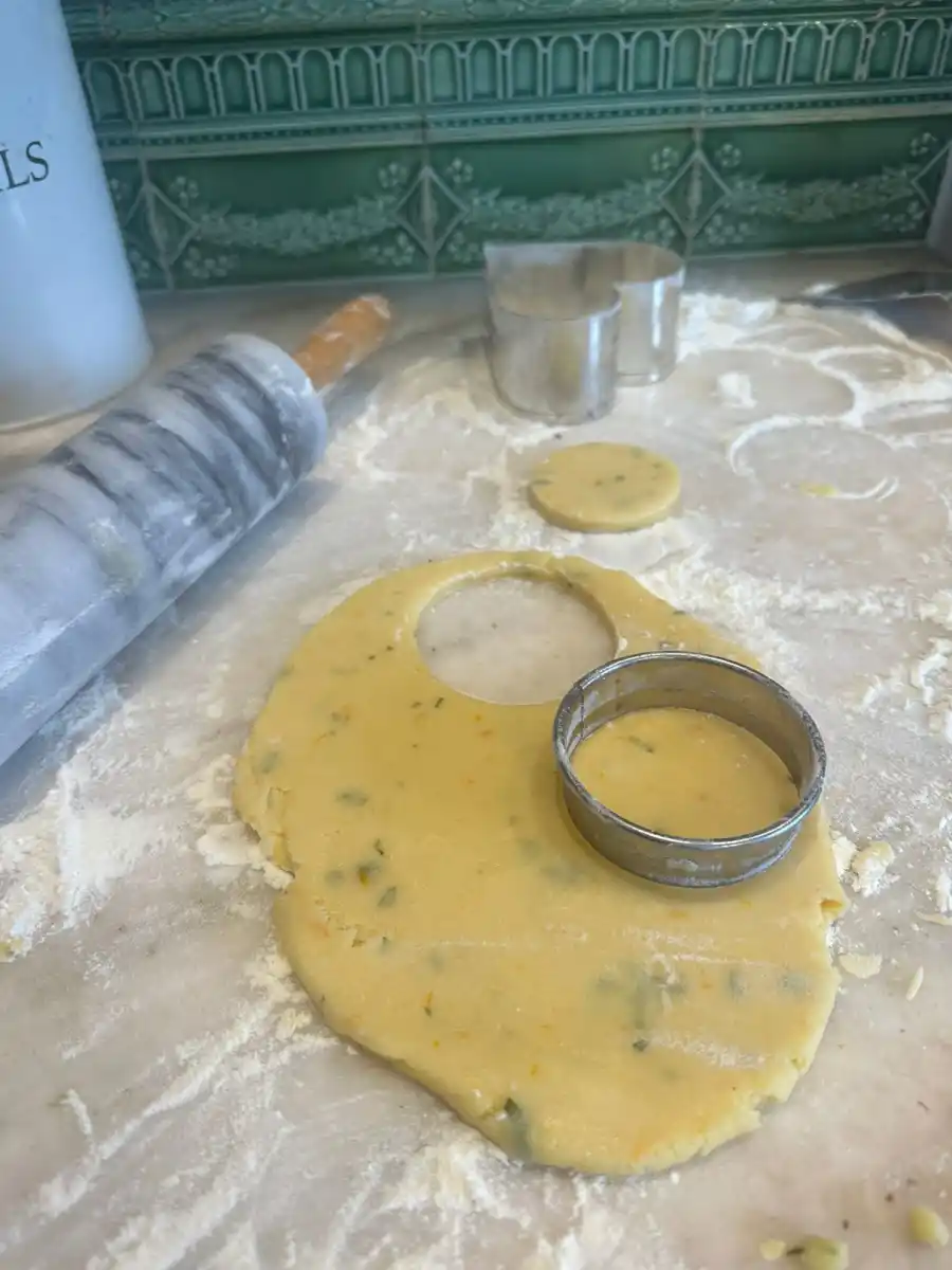 Cookies de mandarina, romero y flores comestibles