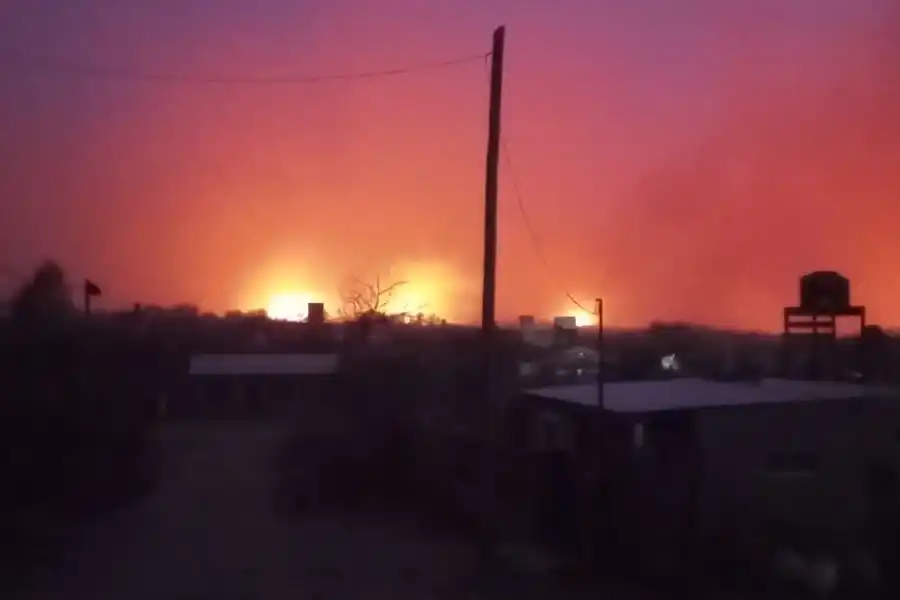 El fuego, peligrosamente cerca de la zona residencial.