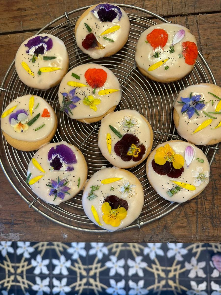 Cookies de mandarina, romero y flores comestibles