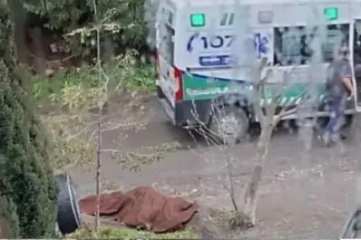 Villa La Angostura: encontraron a un hombre muerto en la vereda de su casa y sospechan de su esposa