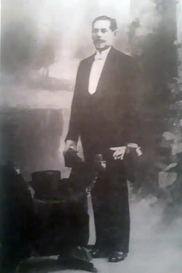 PRIMERA PÁGINA. Abajo, a la izquierda, se aprecia la firma de Correa, ganador de medalla de oro y diploma.