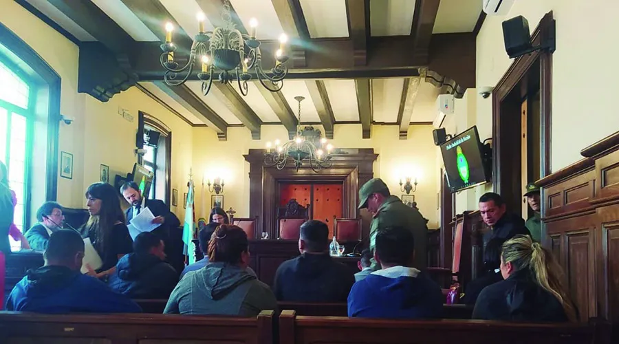 DEBATE. Los acusados en la audiencia en su contra realizada en Salta.