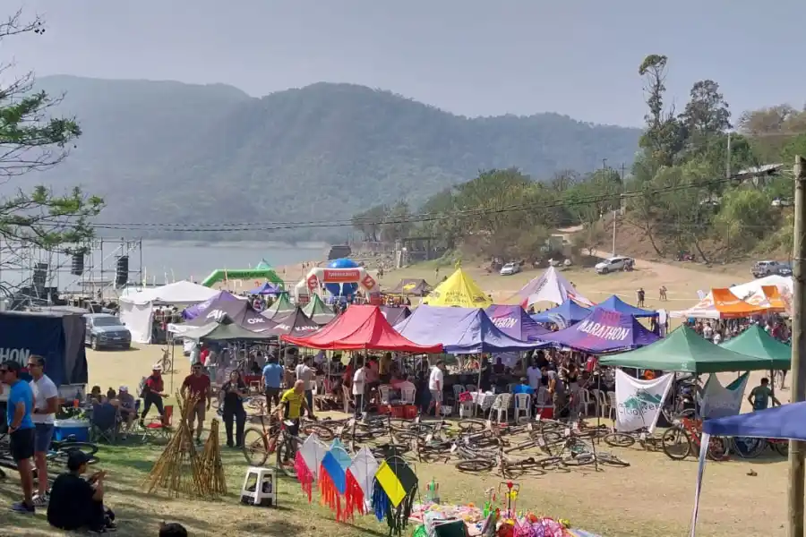 DE TODO. Gazebos, carpas y las sombras de los árboles sirvieron para refugiarse del sol, pero no del intenso calor.