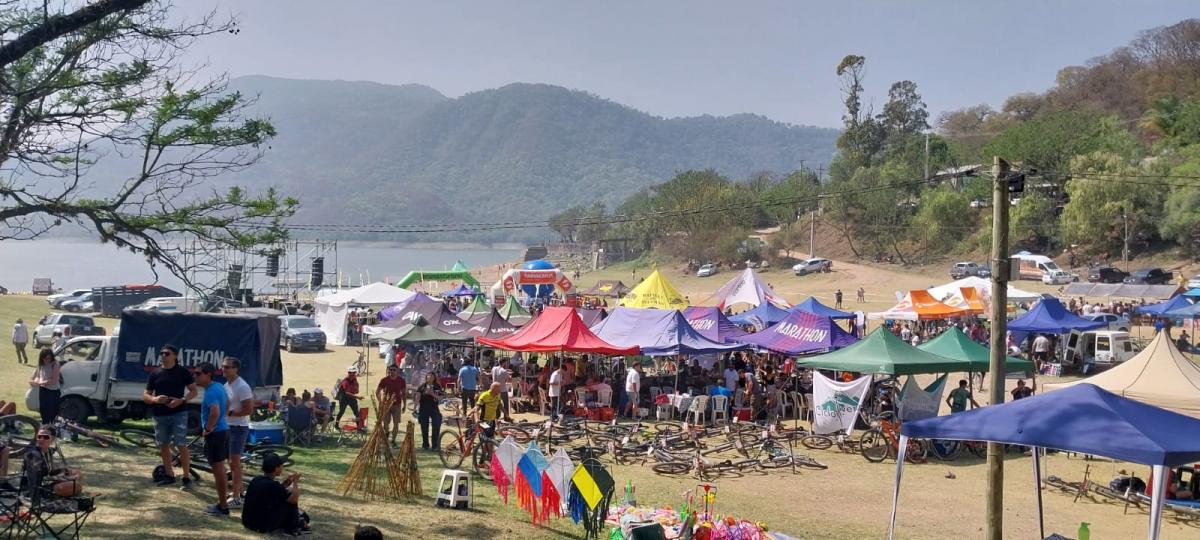 DE TODO. Gazebos, carpas y las sombras de los árboles sirvieron para refugiarse del sol, pero no del intenso calor.