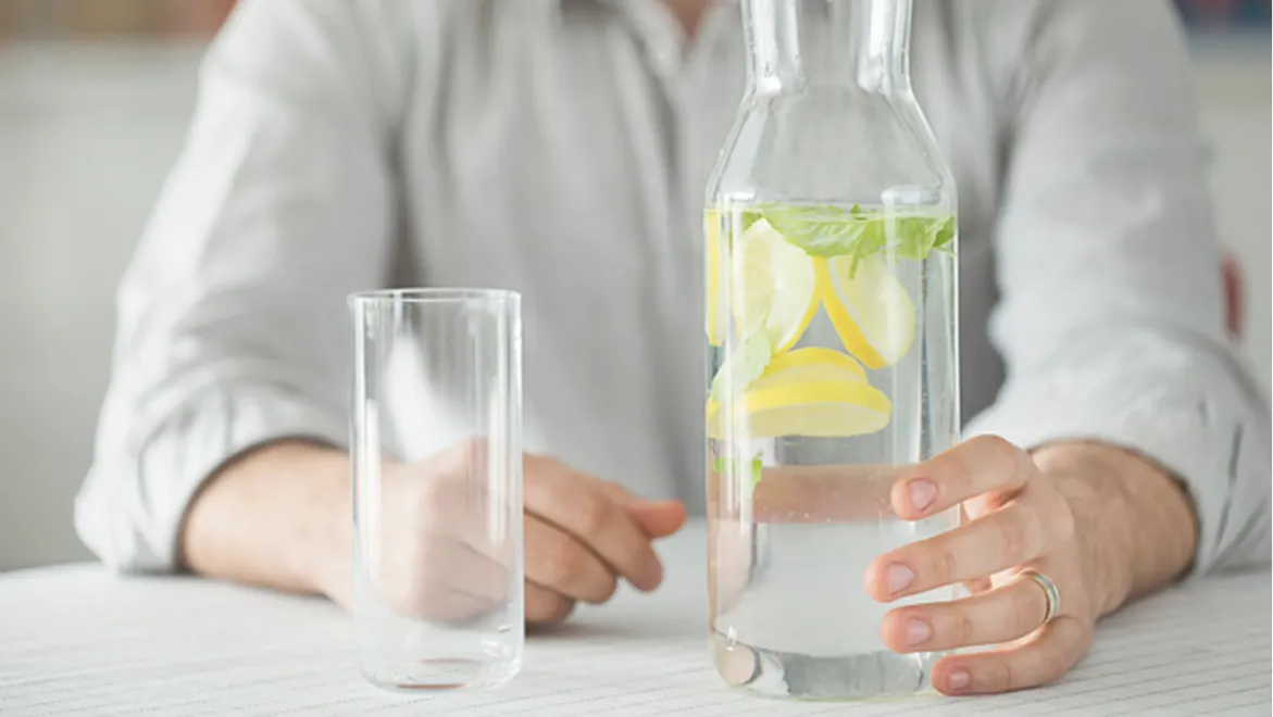 Los adultos deben tomar entre dos y tres litros de agua por día.