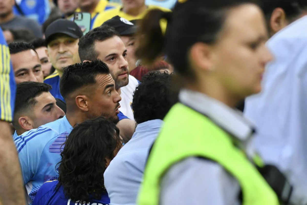 FURIOSO. Sergio Romero increpó a unos hinchas que lo insultaron cuando se marchaba a los vestuarios.