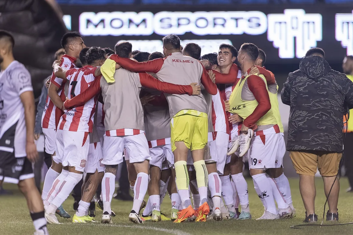 GRAN EUFORIA. San Martín de Tucumán lo ganó de manera heroica en Floresta, con el gol de Iván Molinas.