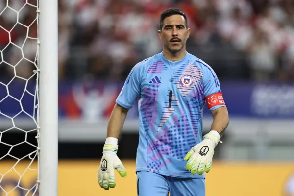 Pese a anunciar su retiro, Claudio Bravo volvería a jugar en caso de recibir una oferta del Barcelona