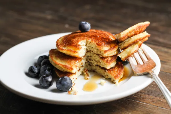 Panqueques esponjosos de coco: una receta baja en carbohidratos, sin azúcar y sin manteca