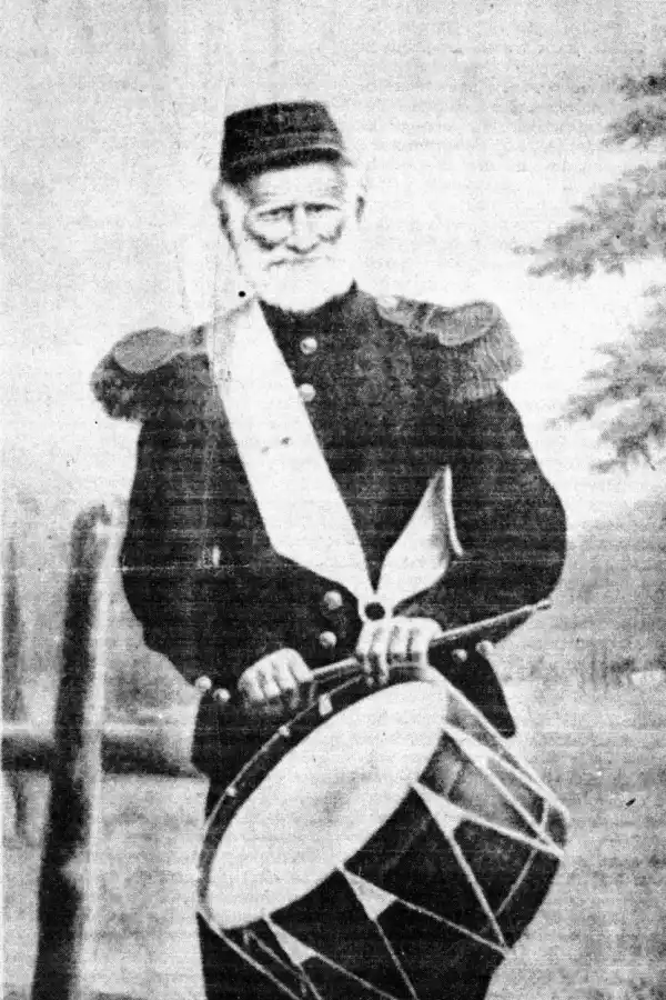 TAMBOR Y UNIFORME. El sargento Bustamante.