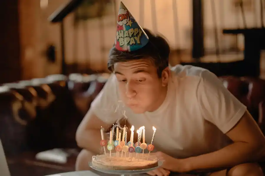 La dperesión de cumpelaños puede implicar el miedo a envejecer. 