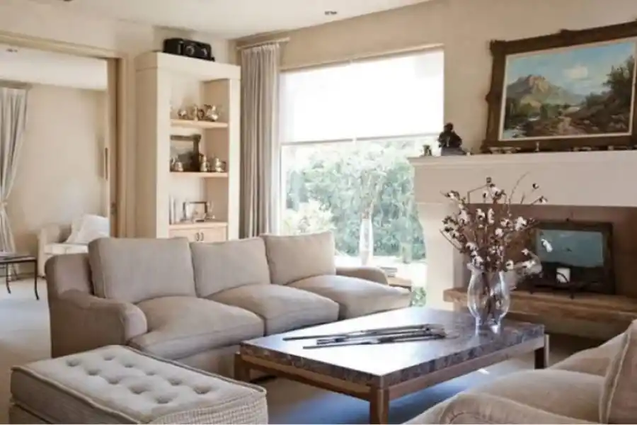 La increíble mansión de Maru Botana en Buenos Aires: sala de estar, jardín con hamacas y una lujosa cocina