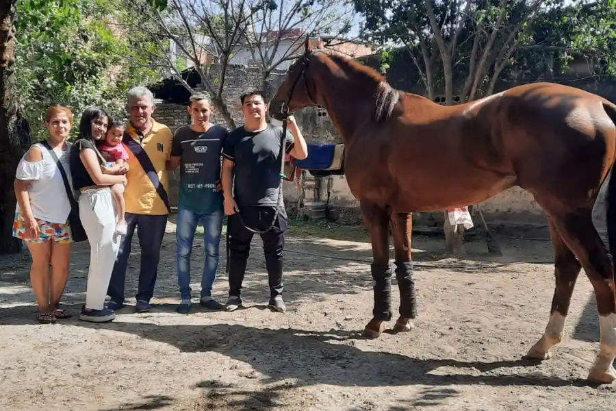 PRONOSTICÓ UNA CARRERA PAREJA. El correntino Carlos Meza Brunel (centro) presentará al alazán King Wonka en la exigente competencia de 2.200 metros.