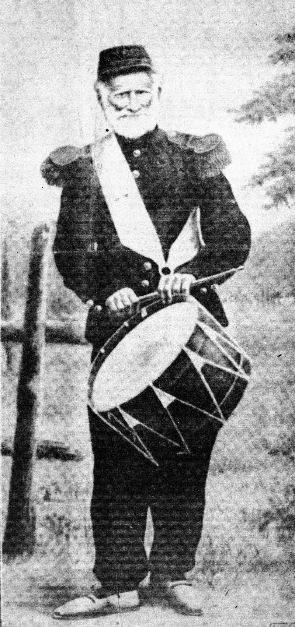 TAMBOR Y UNIFORME. El sargento Bustamante.