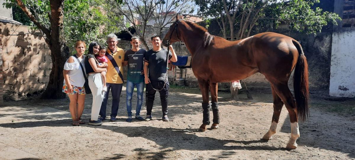 PRONOSTICÓ UNA CARRERA PAREJA. El correntino Carlos Meza Brunel (centro) presentará al alazán King Wonka en la exigente competencia de 2.200 metros.