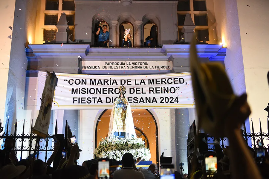 COMO CADA AÑO. La jornada de festejos quedó inaugurada por el saludo de María a los que se hicieron presentes en la puerta de la Basílica, durante la tradicional vigilia.