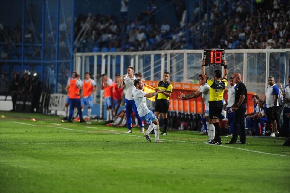 VARIANTES. Renzo Tesuri fue remplazado a los 15 minutos por Luis Miguel Rodríguez. Sin embargo, el simoqueño no pudo imponer su juego en el Monumental. la gaceta / foto de diego aráoz