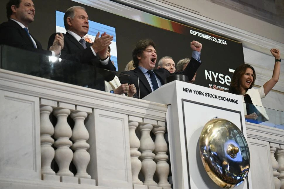 WALL STREET. Milei abrió la sesión de la Bolsa de Valores de Nueva York, con el tradicional toque de campana. 