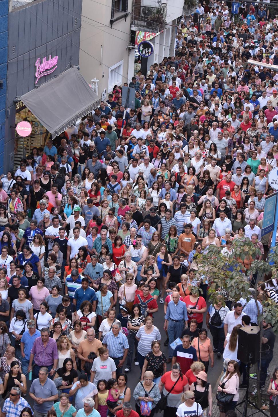 MULTITUD. Fueron miles quienes rezaron y honraron a Nuestra Señora de la Merced en la procesión central.