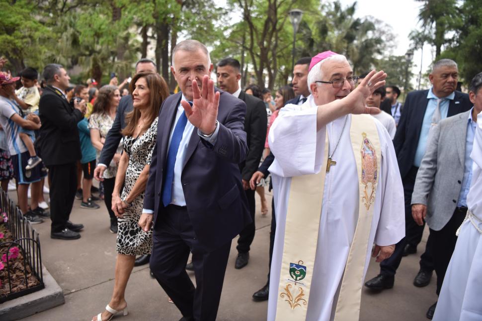 AUTORIDADES. El Gobernador y el Arzobispo encabezaron la caminata en honor a la protectora del Ejército.