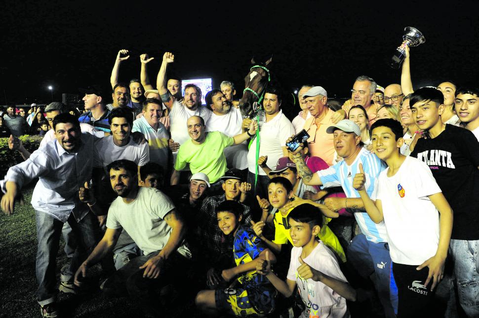 EN EL PODIO. La barra del stud “E.S.T. Piedra Grande” celebra el gran triunfo.