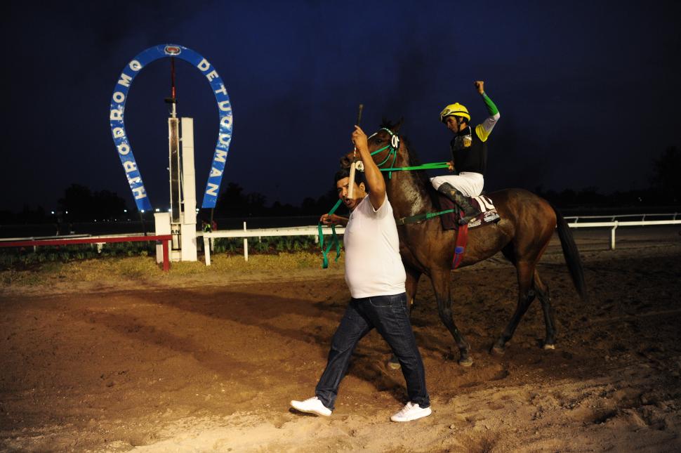 PURA FELICIDAD. El peón José “Cacho” Frías celebra la conquista de su caballo. er