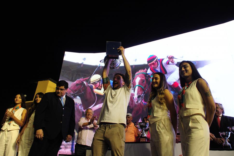 PREMIACIÓN. El interventor José Díaz ya le entregó la copa a Petra (h).