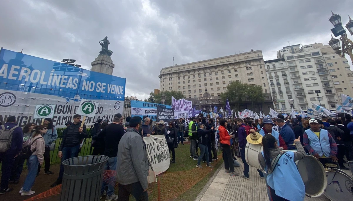 Los trabajadores protestan afuera del Congreso nacional, en Buenos Aires. FOTO @AdemysPrensa 