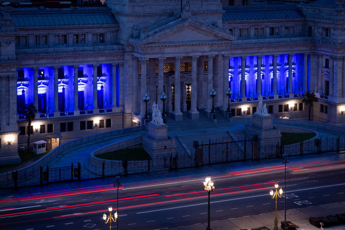 Los balcones del Palacio Legislativo, iluminados. PRENSA SENADO