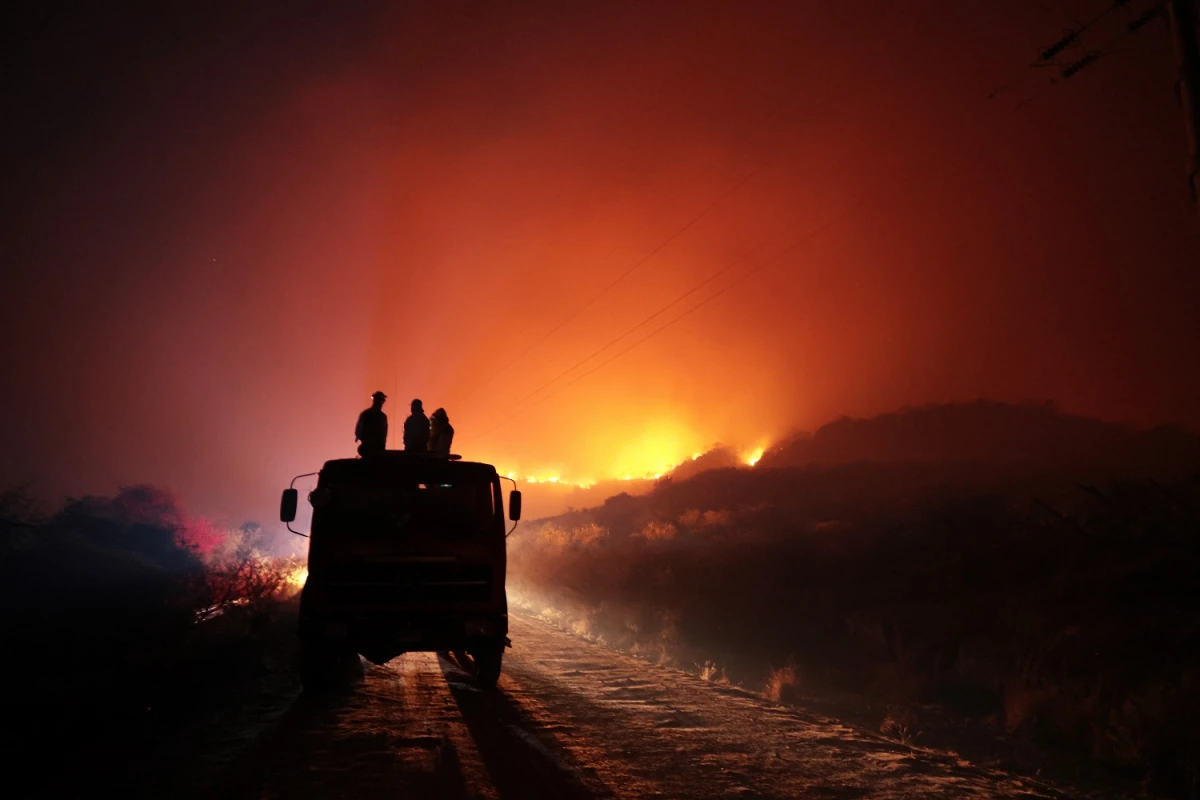 CÓRDOBA. Los bomberos trabajan hace siete días para reducir el fuego. AFP