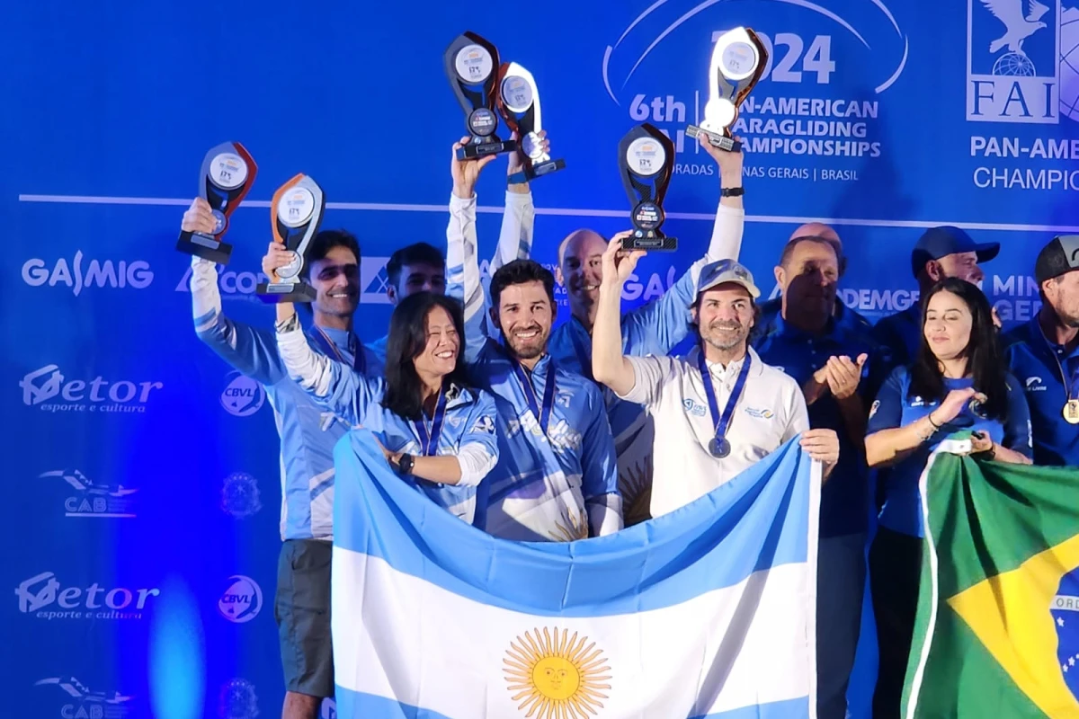 FELICES. Kao (primera desde la izquierda) está a la par de Blas Lucero en el podio. 