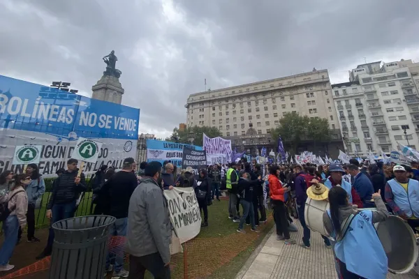 Aeronáuticos protestan en el Congreso contra la privatización de Aerolíneas Argentinas