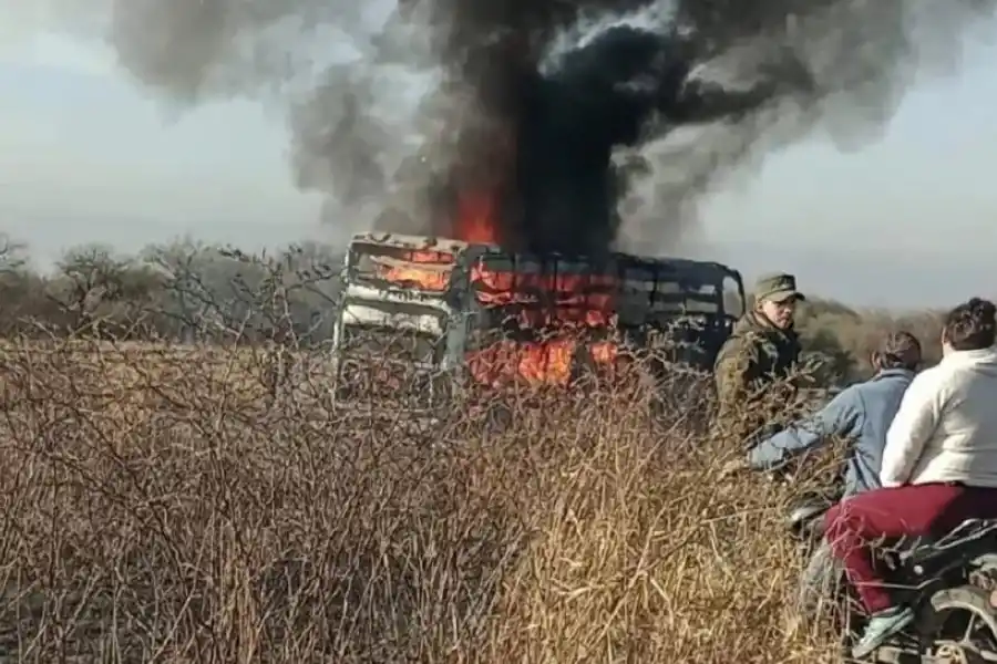 EN LLAMAS. El ómnibus que fue quemado en Trancas.