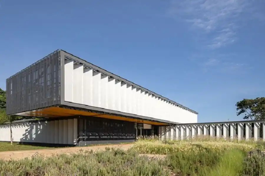 Brillo sudamericano, moderno y sustentable: obras de acero que resaltan en la región