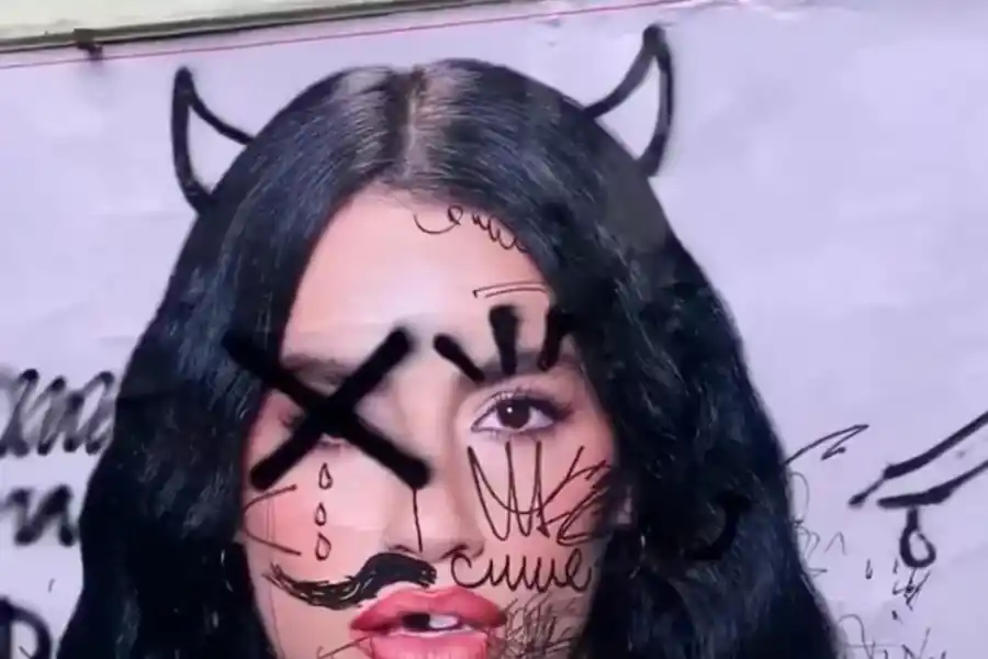 Vandalizaron una gigantografía de Lali Espósito y sus seguidores volcaron la bronca en las redes