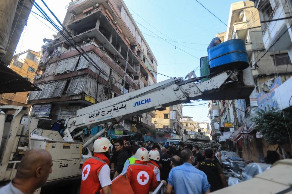 TRAS EL BOMBARDEO ISRAELÍ. Remueven escombros al sur del Líbano