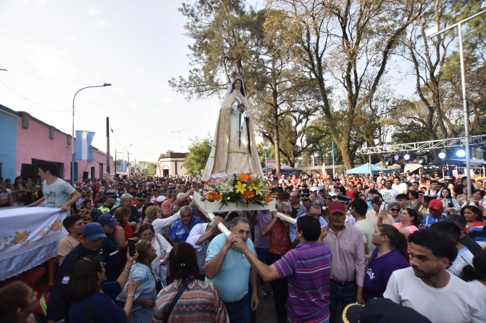 DEVOCIÓN. La gente de Medinas salió a la calle y participó de la procesión. 