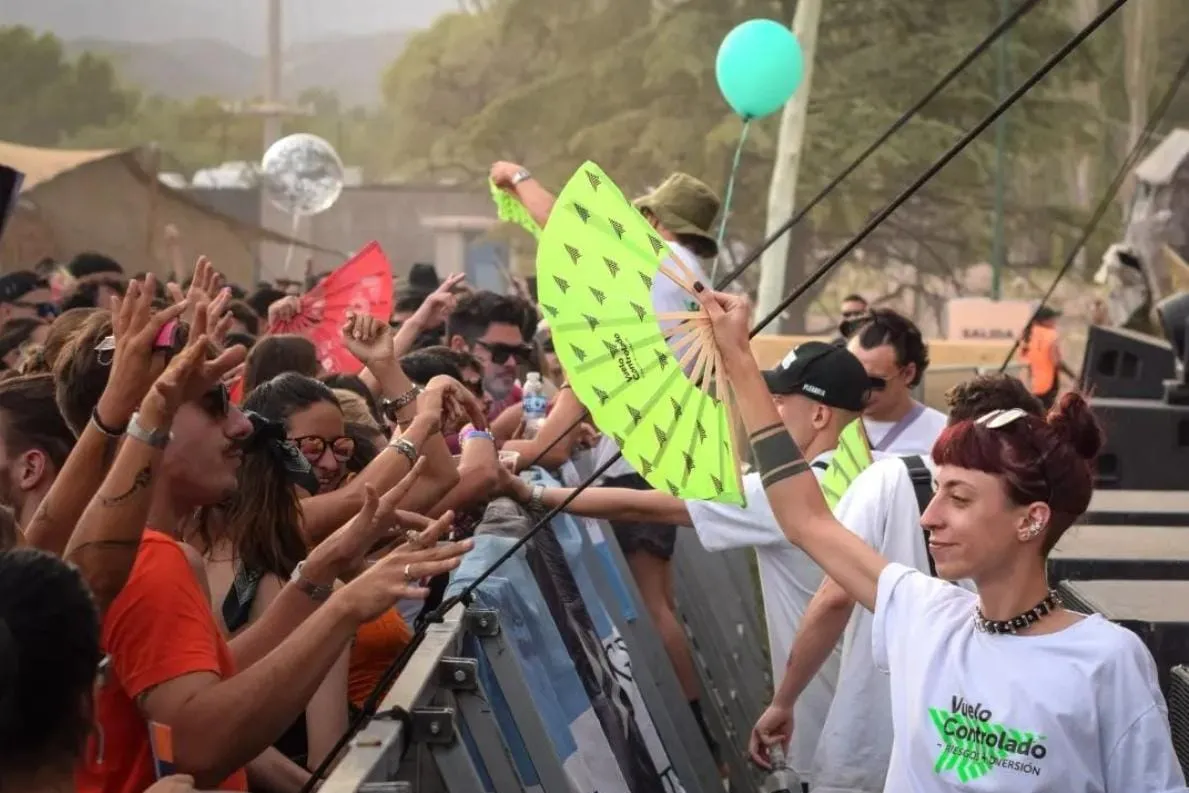 CUIDAR AL PÚBLICO. Los voluntarios de la fundación Vuelo Controlado dan aire a los concurrentes de eventos masivos. / INSTAGRAM @vuelocontrolado