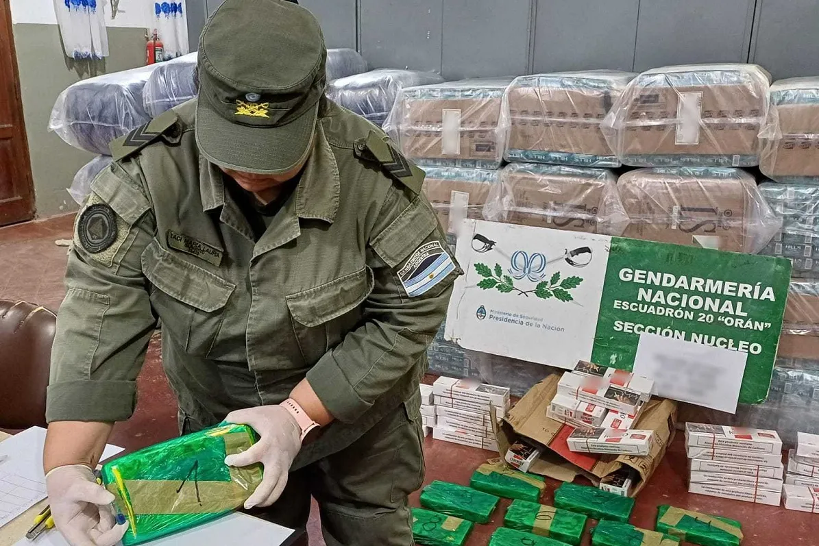 Descartan 10 kilos de cocaína y 480 kilos de hojas de coca a la vera del río Pescado