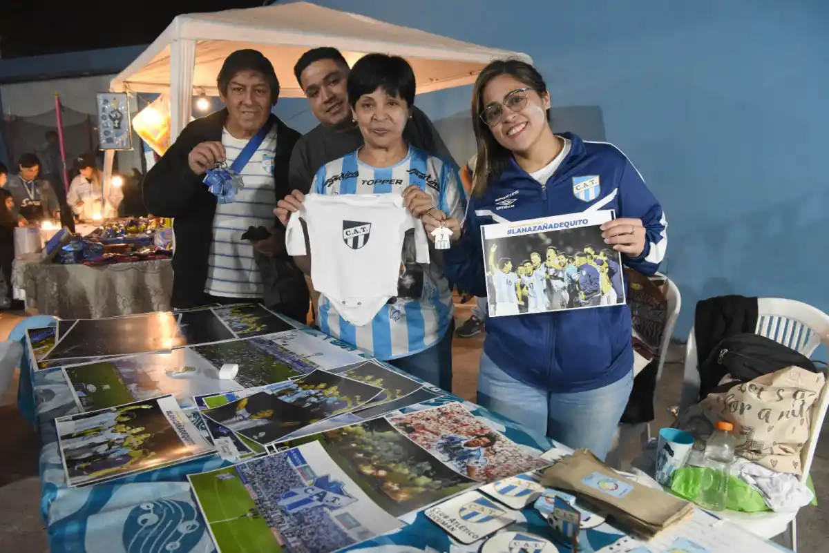 EMPRENDIMIENTO. Jessi; Miriam, Roberto y Cristian posaron con los accesorios que pusieron en venta. Foto: José Nuno - LA GACETA