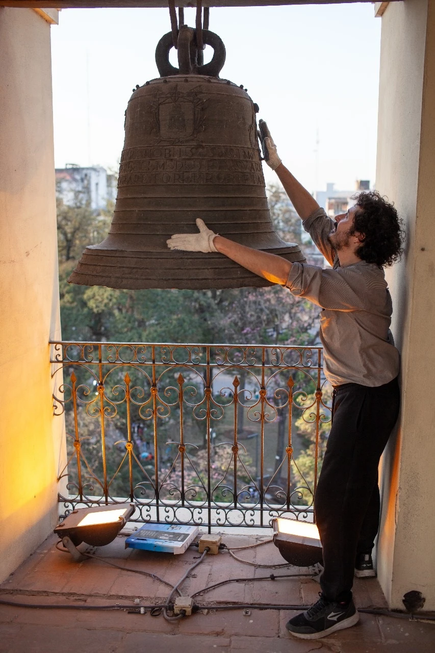 INSTRUMENTO ESPECIAL Federico Orio tañe campanas.