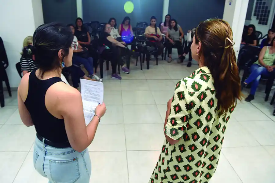 ANTES DEL TALLER. Ponce y Padilla leen algunas de las pautas del taller.