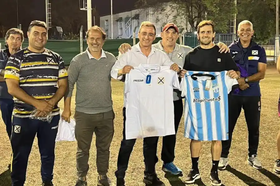 EN OJO DE AGUA. Golobisky y Sánchez intercambiaron prendas durante el entrenamiento en el complejo Salmoiraghi.